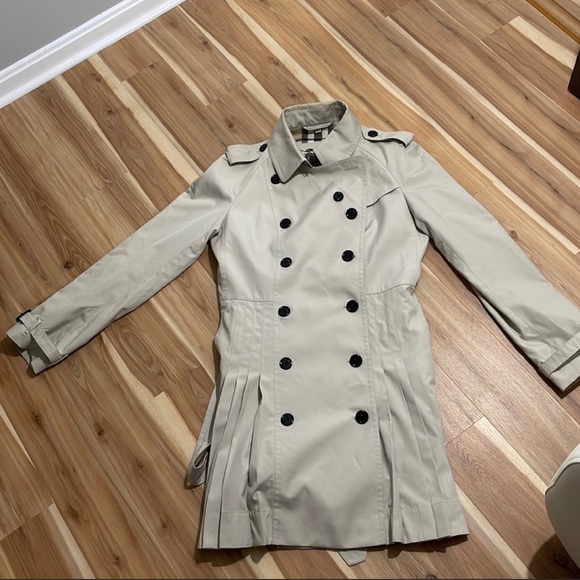 BURBERRY Double Breasted Trench Coat with pleated skirt in great condition - Picture 3 of 12